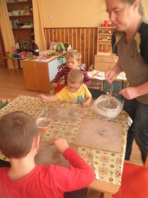 Keramika – výroba ježka (22. 10. 2015)