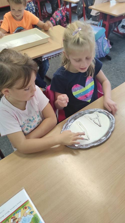 Kreslení do mouky při hodině psaní – 1. ročník