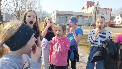 Roznášení přání k MDŽ